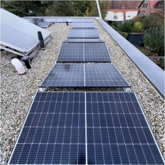 Solarpanele auf dem Flachdach